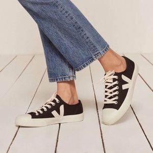 Veja wata camvas  sneakers women’s size 8 black color